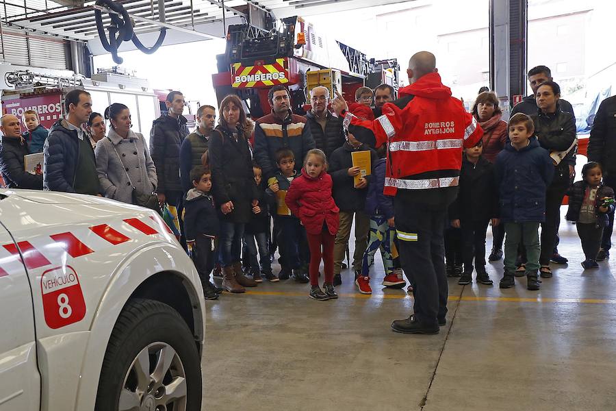 Centenares de personas han disfrutado hoy de la jornada de puertas abiertas del parque de bomberos de Roces. Los más pequeños han sido quienes más han disfrutado de ser bomberos por un día. 
