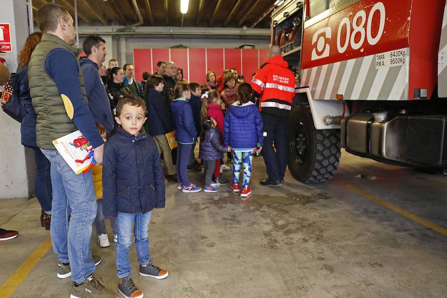 Centenares de personas han disfrutado hoy de la jornada de puertas abiertas del parque de bomberos de Roces. Los más pequeños han sido quienes más han disfrutado de ser bomberos por un día. 