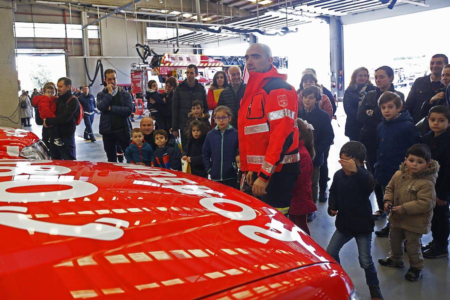 Centenares de personas han disfrutado hoy de la jornada de puertas abiertas del parque de bomberos de Roces. Los más pequeños han sido quienes más han disfrutado de ser bomberos por un día. 
