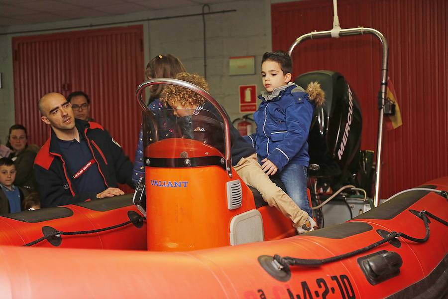 Centenares de personas han disfrutado hoy de la jornada de puertas abiertas del parque de bomberos de Roces. Los más pequeños han sido quienes más han disfrutado de ser bomberos por un día. 