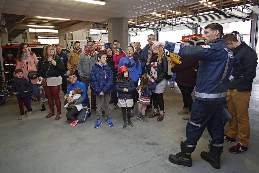 Centenares de personas han disfrutado hoy de la jornada de puertas abiertas del parque de bomberos de Roces. Los más pequeños han sido quienes más han disfrutado de ser bomberos por un día. 