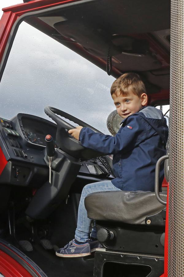 Centenares de personas han disfrutado hoy de la jornada de puertas abiertas del parque de bomberos de Roces. Los más pequeños han sido quienes más han disfrutado de ser bomberos por un día. 