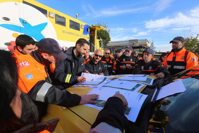 Nueva jornada de búsqueda de Concepción Barbeira en Avilés. Más de 300 personas han participado en el rastreo de la costa en el entorno de la playa de Santa María del Mar. 