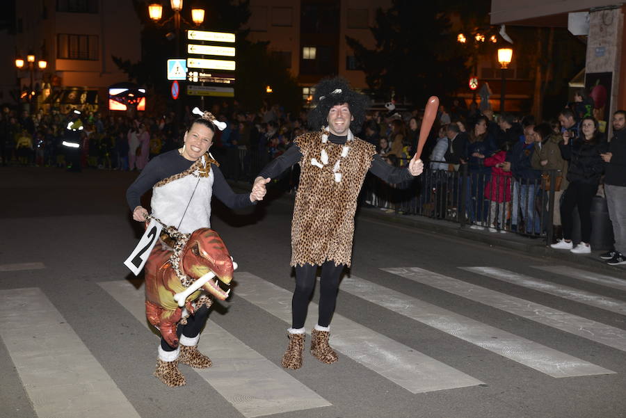 Lleno total en las calles canguesas, por las que desfilaron disfraces de temática 'western', acompañados de animales de diversas especies.