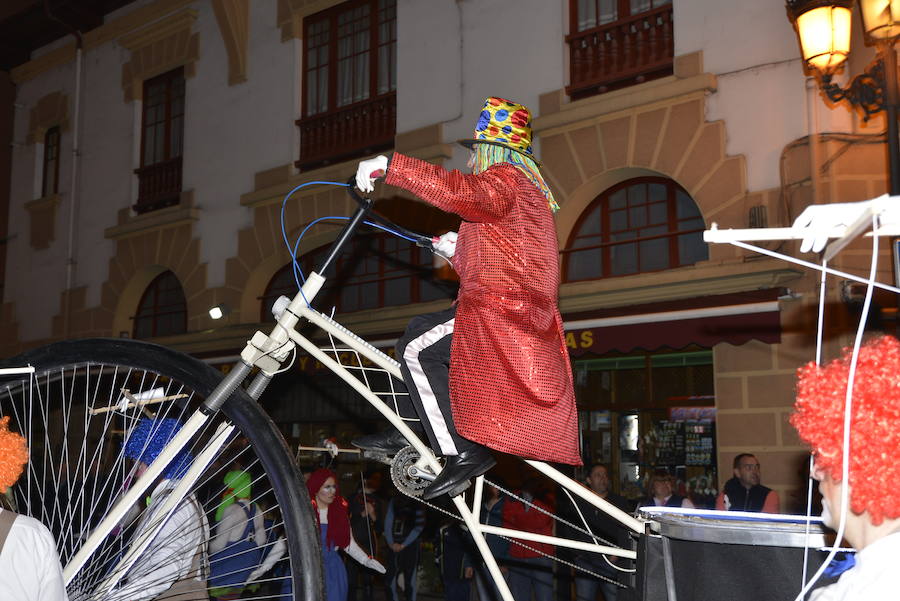 Lleno total en las calles canguesas, por las que desfilaron disfraces de temática 'western', acompañados de animales de diversas especies.