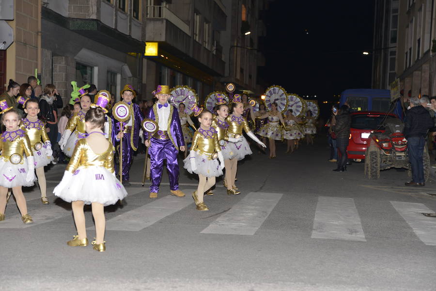 Lleno total en las calles canguesas, por las que desfilaron disfraces de temática 'western', acompañados de animales de diversas especies.