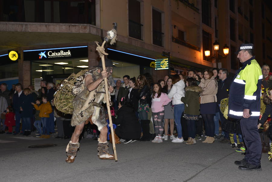 Lleno total en las calles canguesas, por las que desfilaron disfraces de temática 'western', acompañados de animales de diversas especies.