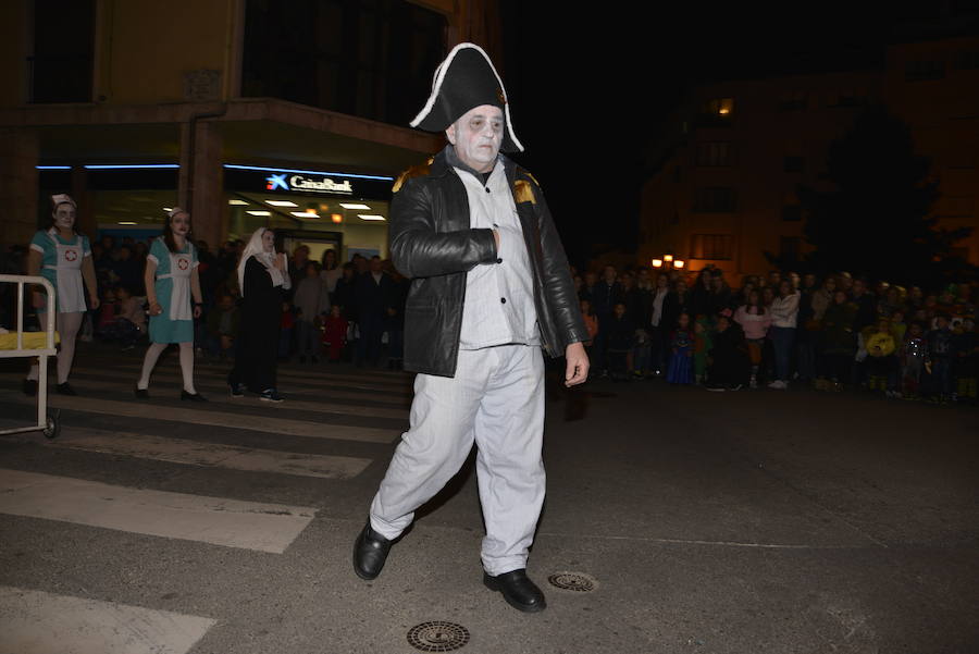 Lleno total en las calles canguesas, por las que desfilaron disfraces de temática 'western', acompañados de animales de diversas especies.
