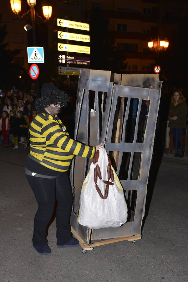 Lleno total en las calles canguesas, por las que desfilaron disfraces de temática 'western', acompañados de animales de diversas especies.