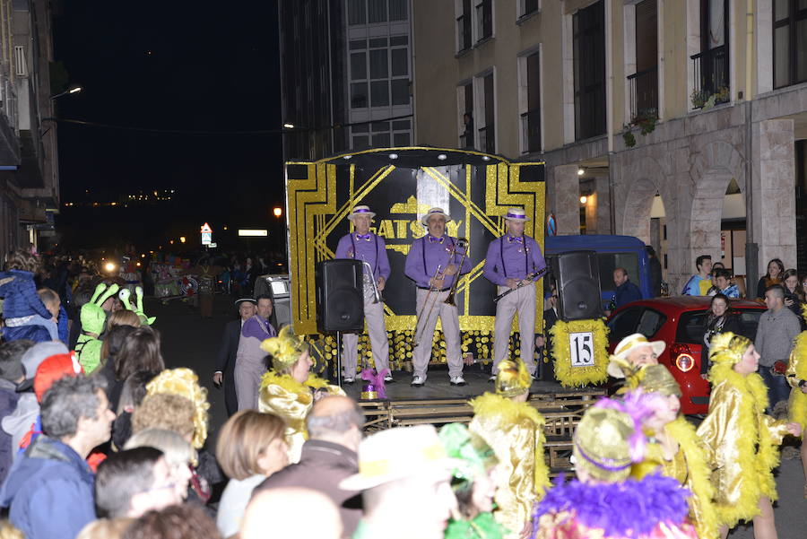 Lleno total en las calles canguesas, por las que desfilaron disfraces de temática 'western', acompañados de animales de diversas especies.