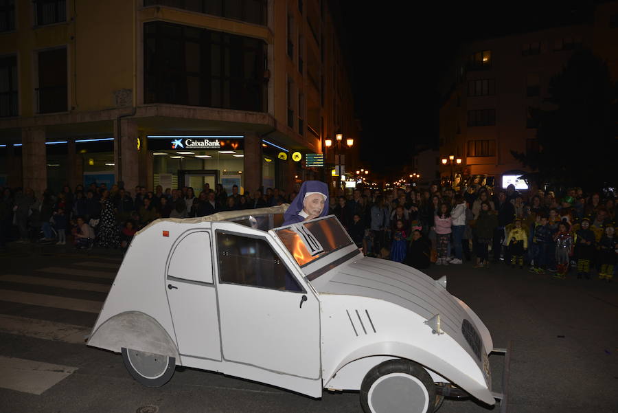 Lleno total en las calles canguesas, por las que desfilaron disfraces de temática 'western', acompañados de animales de diversas especies.