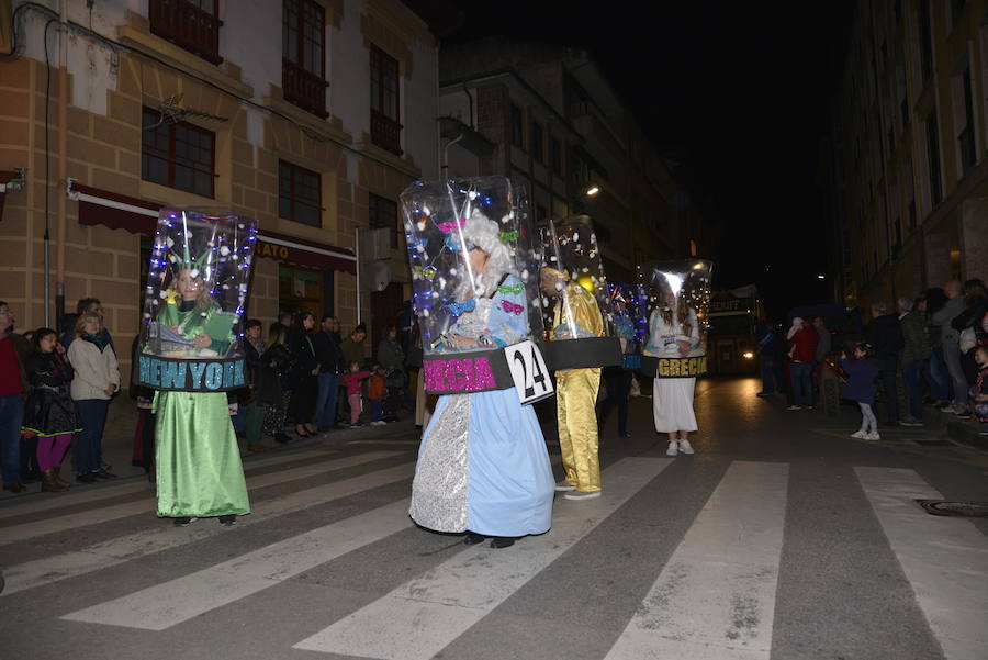 Lleno total en las calles canguesas, por las que desfilaron disfraces de temática 'western', acompañados de animales de diversas especies.