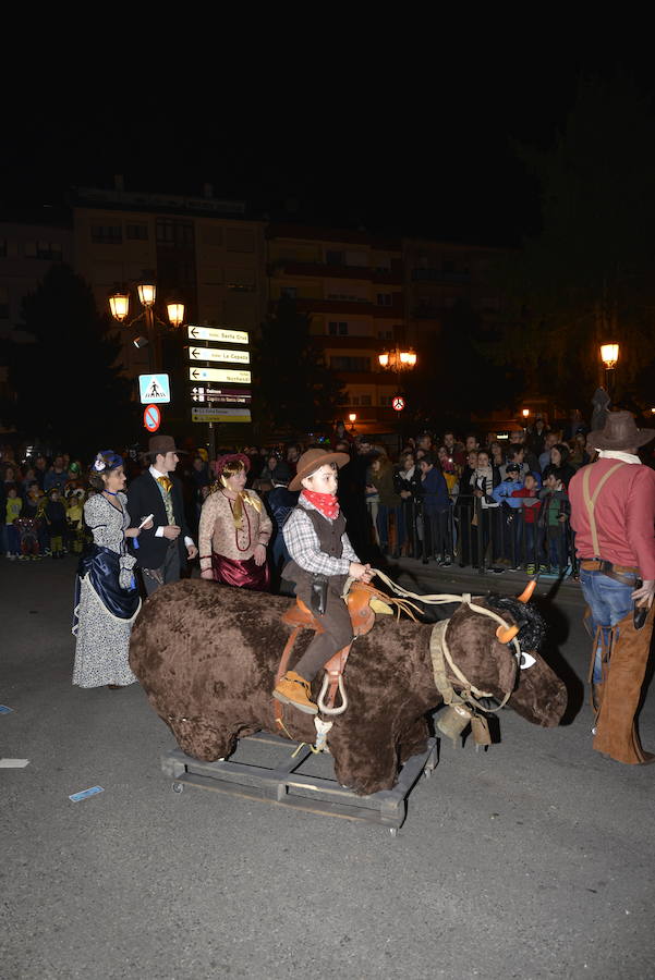 Lleno total en las calles canguesas, por las que desfilaron disfraces de temática 'western', acompañados de animales de diversas especies.