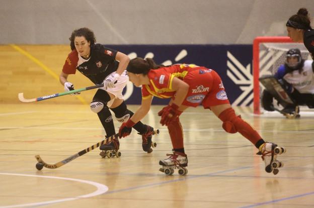 Casarramona presiona a una rival en un partido. 