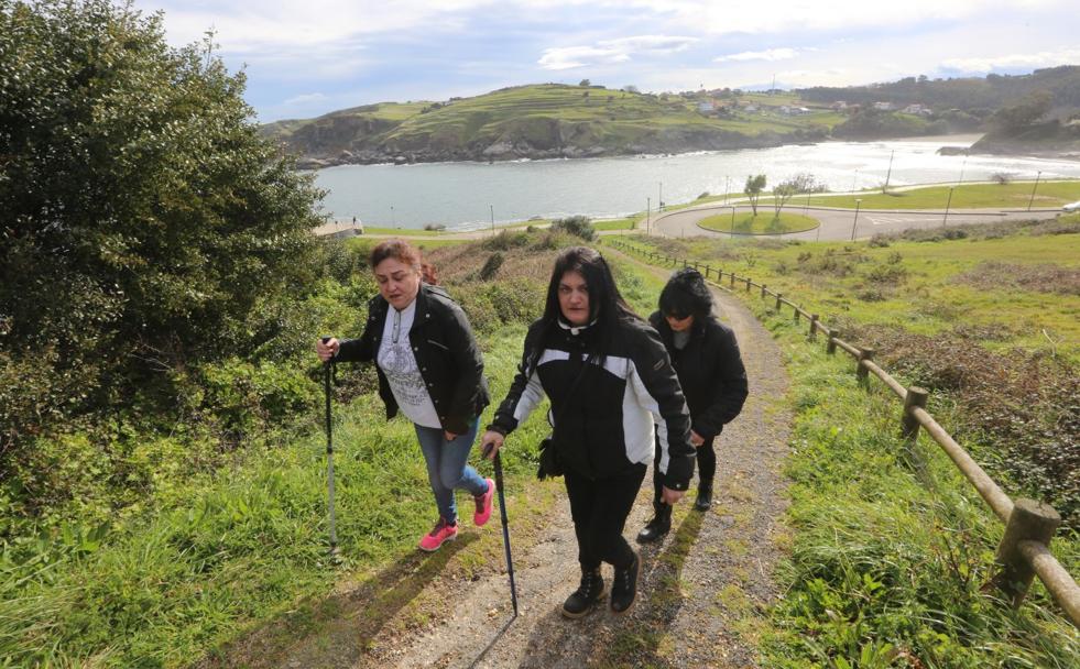 Carolina Yemes, Soraya Barbeira y su hermana Mayca buscan a Concepción por la Senda Norte de Castrillón.