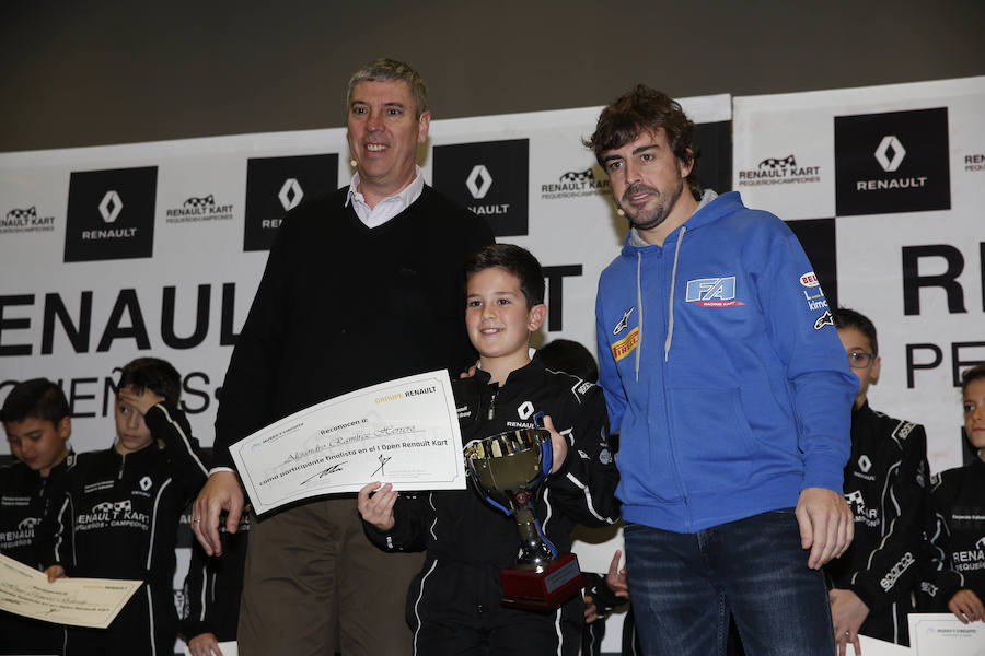 Fernando Alonso ha presidido en el circuito de La Morgal la entrega de premios de la primera edición de 'Renault Kart Pequeños Campeones', un programa de la compañía para hijos de sus empleados. Han participado 300 menores. 