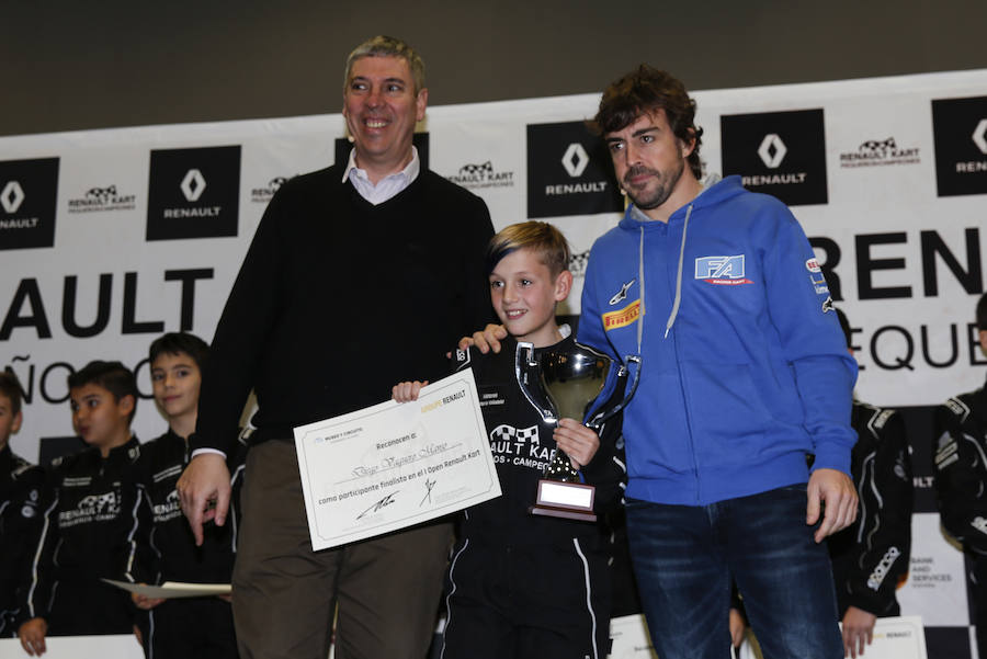 Fernando Alonso ha presidido en el circuito de La Morgal la entrega de premios de la primera edición de 'Renault Kart Pequeños Campeones', un programa de la compañía para hijos de sus empleados. Han participado 300 menores. 