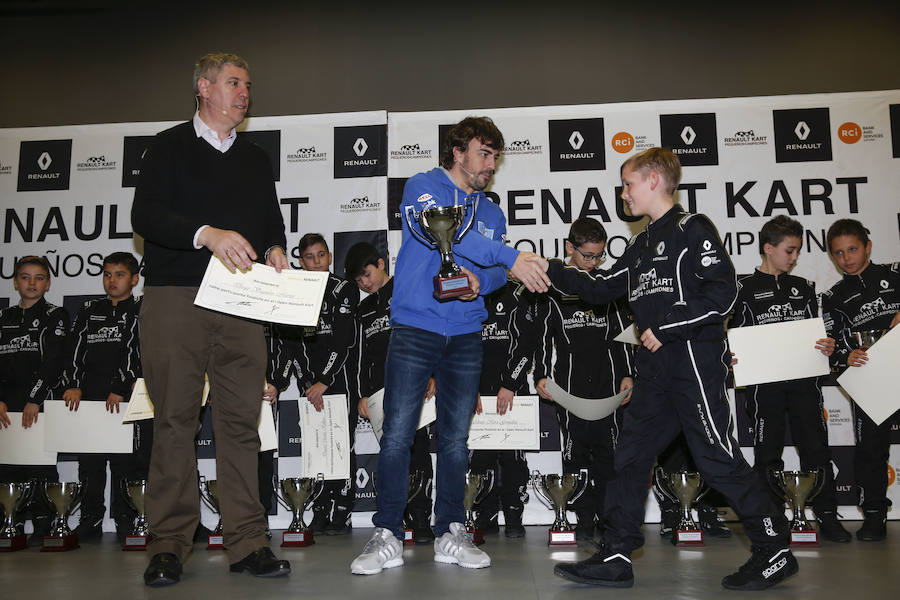 Fernando Alonso ha presidido en el circuito de La Morgal la entrega de premios de la primera edición de 'Renault Kart Pequeños Campeones', un programa de la compañía para hijos de sus empleados. Han participado 300 menores. 