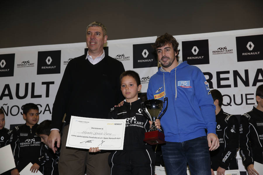 Fernando Alonso ha presidido en el circuito de La Morgal la entrega de premios de la primera edición de 'Renault Kart Pequeños Campeones', un programa de la compañía para hijos de sus empleados. Han participado 300 menores. 