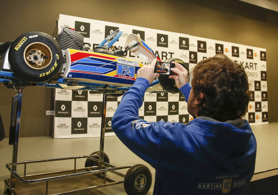 Fernando Alonso ha presidido en el circuito de La Morgal la entrega de premios de la primera edición de 'Renault Kart Pequeños Campeones', un programa de la compañía para hijos de sus empleados. Han participado 300 menores. 