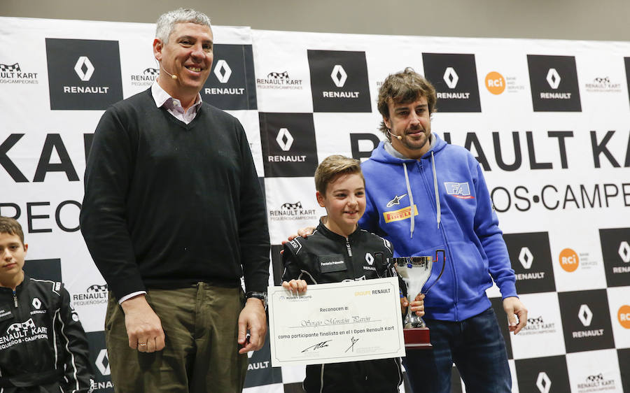 Fernando Alonso ha presidido en el circuito de La Morgal la entrega de premios de la primera edición de 'Renault Kart Pequeños Campeones', un programa de la compañía para hijos de sus empleados. Han participado 300 menores. 