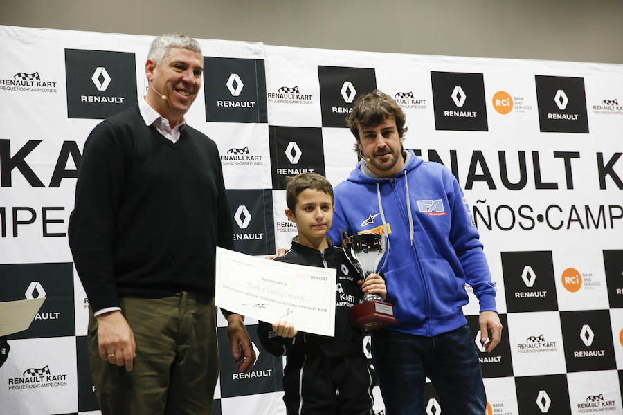 Fernando Alonso ha presidido en el circuito de La Morgal la entrega de premios de la primera edición de 'Renault Kart Pequeños Campeones', un programa de la compañía para hijos de sus empleados. Han participado 300 menores. 