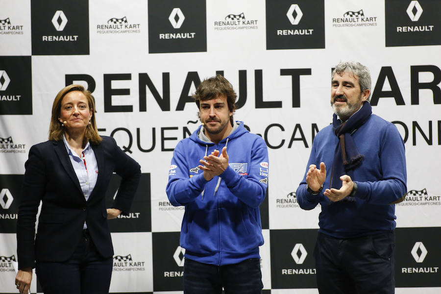 Fernando Alonso ha presidido en el circuito de La Morgal la entrega de premios de la primera edición de 'Renault Kart Pequeños Campeones', un programa de la compañía para hijos de sus empleados. Han participado 300 menores. 