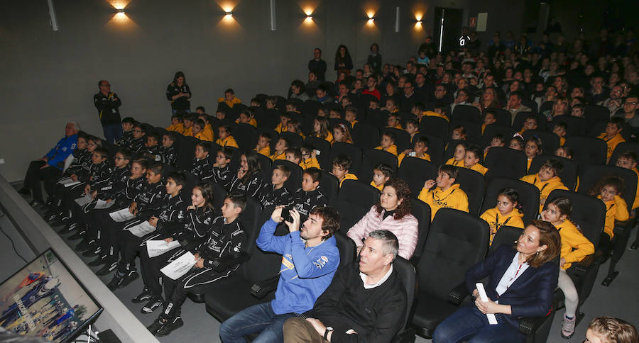 Fernando Alonso ha presidido en el circuito de La Morgal la entrega de premios de la primera edición de 'Renault Kart Pequeños Campeones', un programa de la compañía para hijos de sus empleados. Han participado 300 menores. 