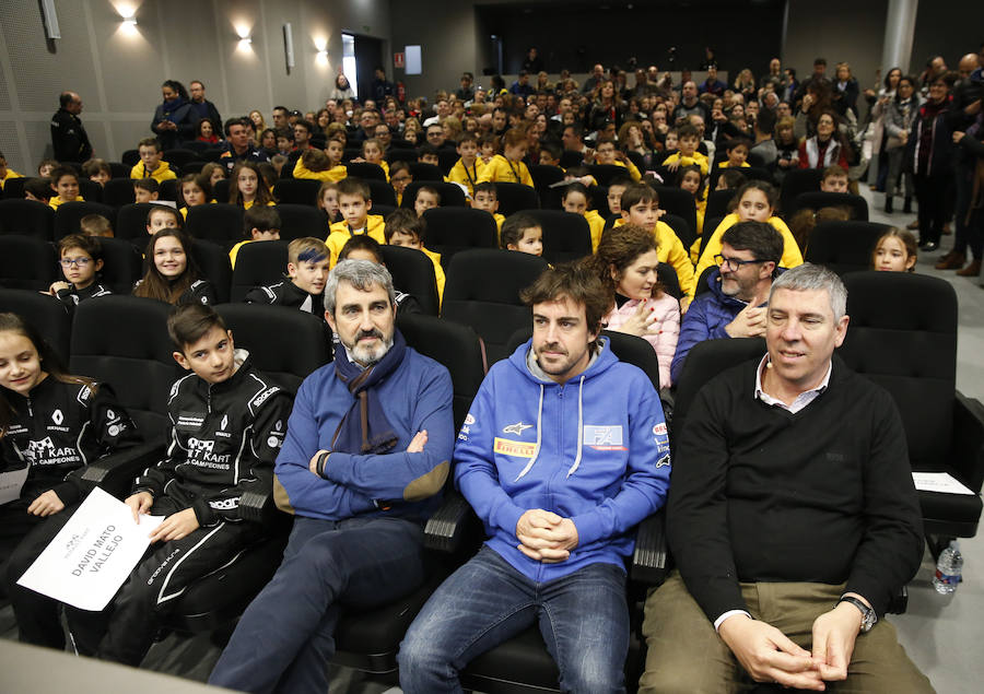 Fernando Alonso ha presidido en el circuito de La Morgal la entrega de premios de la primera edición de 'Renault Kart Pequeños Campeones', un programa de la compañía para hijos de sus empleados. Han participado 300 menores. 