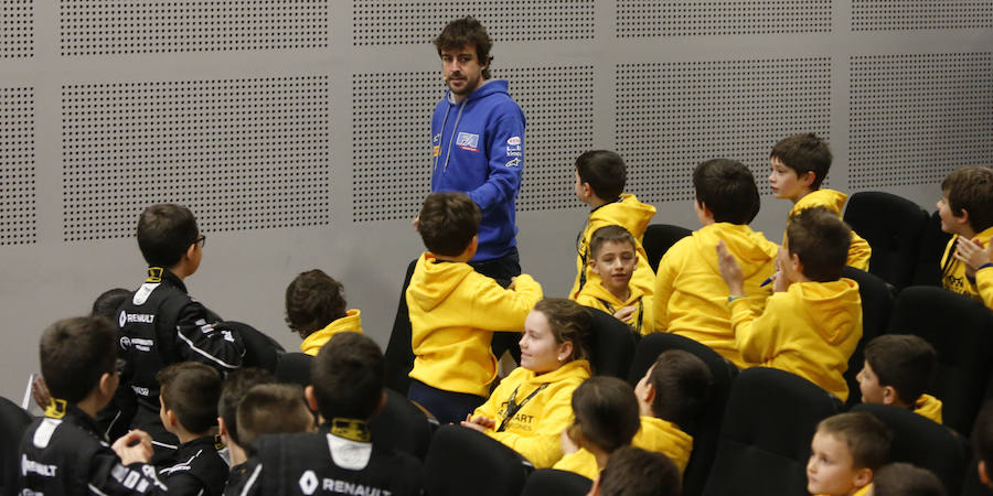 Fernando Alonso ha presidido en el circuito de La Morgal la entrega de premios de la primera edición de 'Renault Kart Pequeños Campeones', un programa de la compañía para hijos de sus empleados. Han participado 300 menores. 