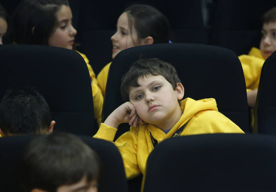 Fernando Alonso ha presidido en el circuito de La Morgal la entrega de premios de la primera edición de 'Renault Kart Pequeños Campeones', un programa de la compañía para hijos de sus empleados. Han participado 300 menores. 