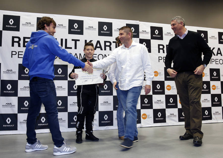 Fernando Alonso ha presidido en el circuito de La Morgal la entrega de premios de la primera edición de 'Renault Kart Pequeños Campeones', un programa de la compañía para hijos de sus empleados. Han participado 300 menores. 