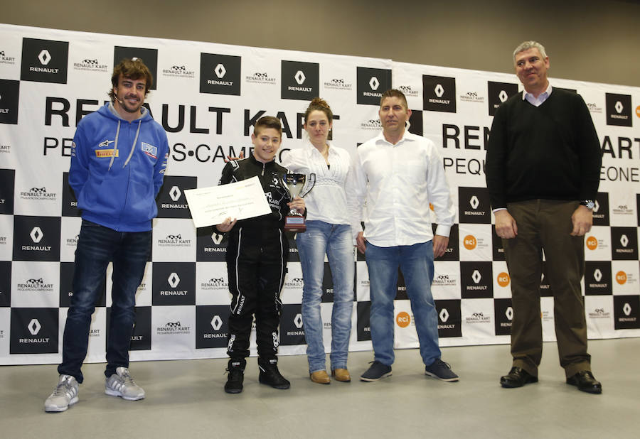 Fernando Alonso ha presidido en el circuito de La Morgal la entrega de premios de la primera edición de 'Renault Kart Pequeños Campeones', un programa de la compañía para hijos de sus empleados. Han participado 300 menores. 