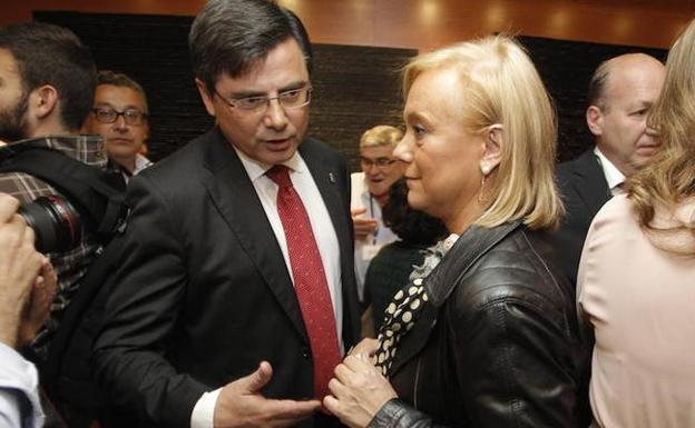 Tirón de orejas de Pedro Sanjurjo a Mercedes Fernández por interrumpir en la Junta General