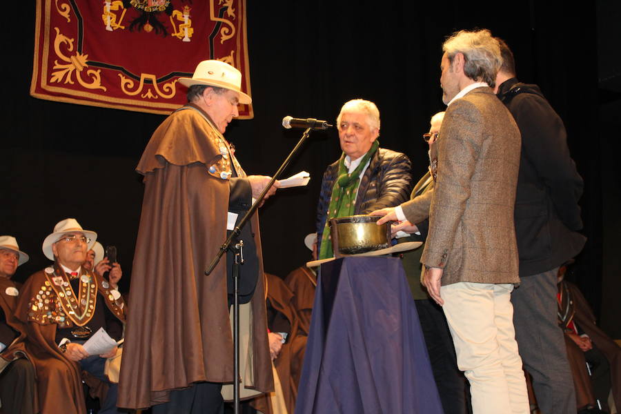 El piragüista Saúl Craviotto ya es cofrade de honor de la Cofradía Amigos de les Fabes de Villaviciosa. El deportista recibió la distinción en el marco del quinto Gran Capítulo de la entidad, en el que Gregorio García, del restaurante Oleum, fue nombrado embajador de les fabes.