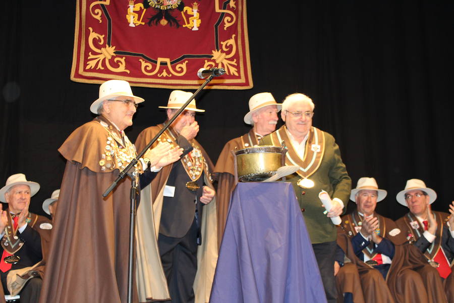 El piragüista Saúl Craviotto ya es cofrade de honor de la Cofradía Amigos de les Fabes de Villaviciosa. El deportista recibió la distinción en el marco del quinto Gran Capítulo de la entidad, en el que Gregorio García, del restaurante Oleum, fue nombrado embajador de les fabes.