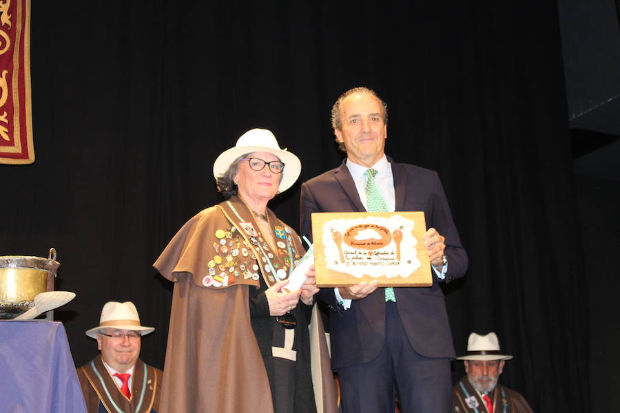 El piragüista Saúl Craviotto ya es cofrade de honor de la Cofradía Amigos de les Fabes de Villaviciosa. El deportista recibió la distinción en el marco del quinto Gran Capítulo de la entidad, en el que Gregorio García, del restaurante Oleum, fue nombrado embajador de les fabes.