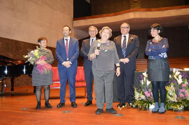 María Luisa Donaire, Guillermo Martínez, Santiago García Granda, 'Marita' Aragón, Simón Guardado y Almudena Cueto, durante la intervención de la homenajeada. 