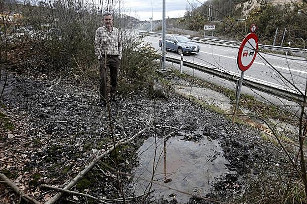 Joaquín Arce, ante una de las bañeras de jabalíes. 