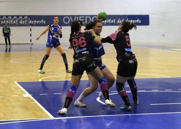 Andrea Sainz y Ana López frenan a la local Carmen Calvo. 