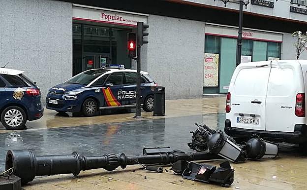 La farola, sobre el suelo tras golpear la furgoneta en la calle de La Cámara. 