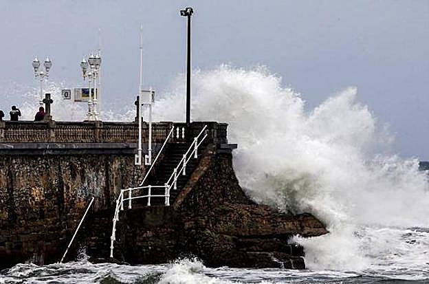 Oleaje en la playa de San Lorenzo durante un temporal.
