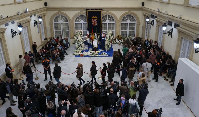 Una auténtica multitud se ha acercado a la capilla ardiente del pequeño Gabriel Cruz, instalada en la Diputación de Almería. Entre los asistentes se encontraba la presidenta andaluza, Susana Díaz, que ha trasladado sus condolencias a la familia.