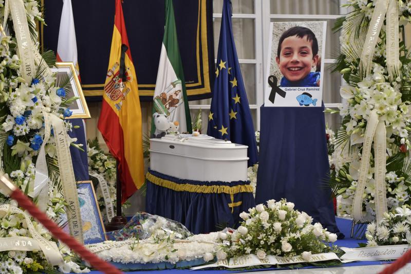 Una auténtica multitud se ha acercado a la capilla ardiente del pequeño Gabriel Cruz, instalada en la Diputación de Almería. Entre los asistentes se encontraba la presidenta andaluza, Susana Díaz, que ha trasladado sus condolencias a la familia.