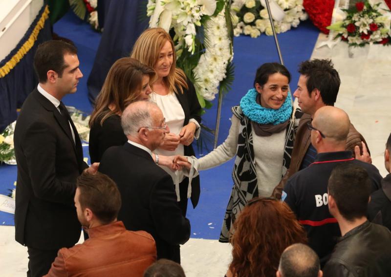 Una auténtica multitud se ha acercado a la capilla ardiente del pequeño Gabriel Cruz, instalada en la Diputación de Almería. Entre los asistentes se encontraba la presidenta andaluza, Susana Díaz, que ha trasladado sus condolencias a la familia.