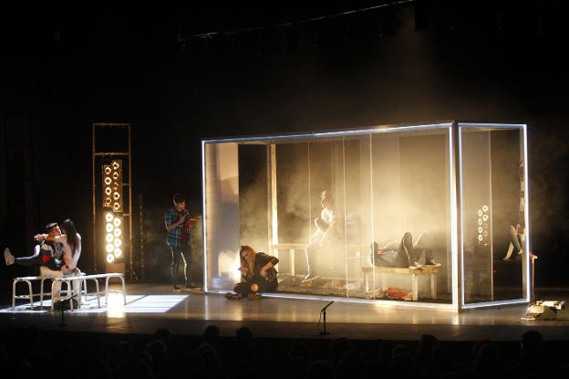 Las tablas del Teatro Jovellanos, con los diferentes actores de la Joven Compañía en escena. 