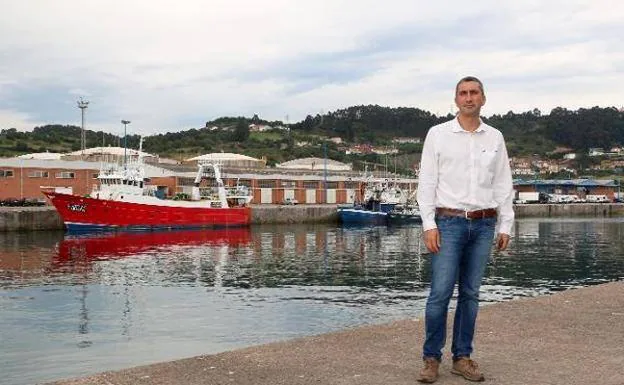 Simón Arrizado, en agosto de 2015, recién nombrado gerente de LonjaGijón, posa frente a las instalaciones de El Musel. 