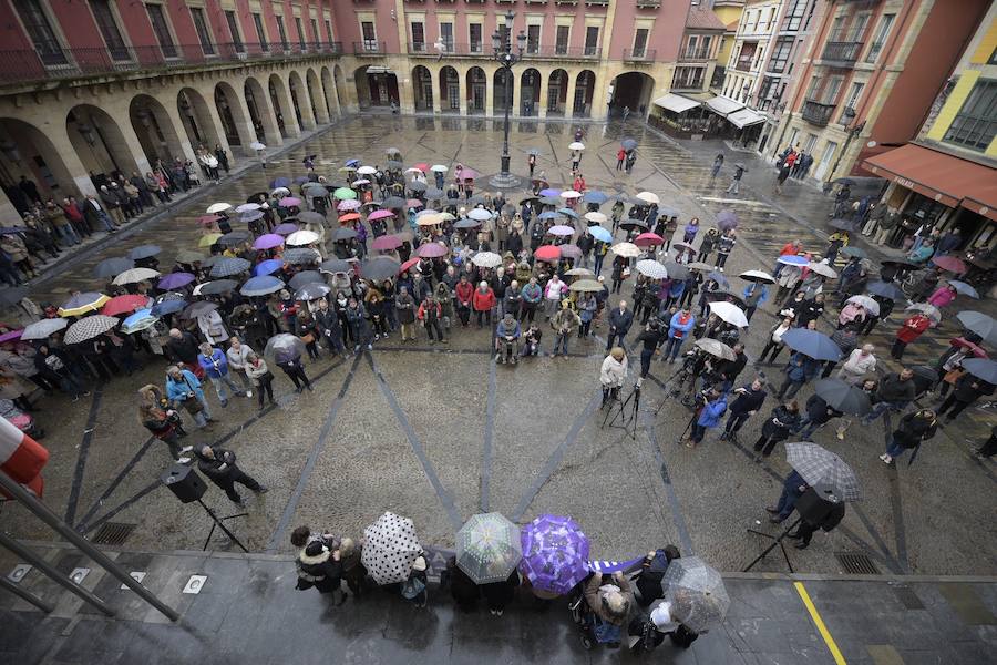 Principado, Ayuntamiento de Gijón, Delegación del Gobierno convocaron la protesta que congregó en la plaza Mayor a un buen número de personas que no dudaron en expresar su condena por la muerte de la gijonesa, que se convierte en el primer homicidio «sexista» en Asturias desde 2016.