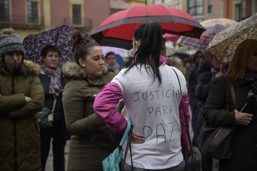 Principado, Ayuntamiento de Gijón, Delegación del Gobierno convocaron la protesta que congregó en la plaza Mayor a un buen número de personas que no dudaron en expresar su condena por la muerte de la gijonesa, que se convierte en el primer homicidio «sexista» en Asturias desde 2016.