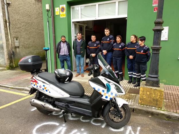 El alcalde Iván Allende y los voluntarios con la nueva moto. 